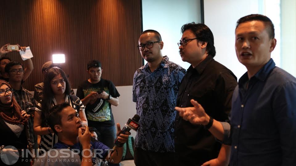 Sekjen PSSI Ade Wellington (tengah) didampingi Panitia pelaksana Yeyen Tumen (kanan) dan perwakilan Kiostik Andika Putra (kiri) saat prescon terkait tiket Timnas vs Vietnam.